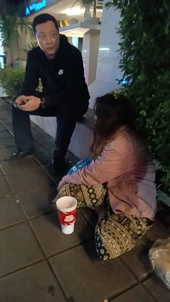 ตม.รวบ 3 ต่างด้าวนั่งขอทานย่านสุขุมวิท - นานา เลิกงานแปลงร่างเป็นสาวสวย