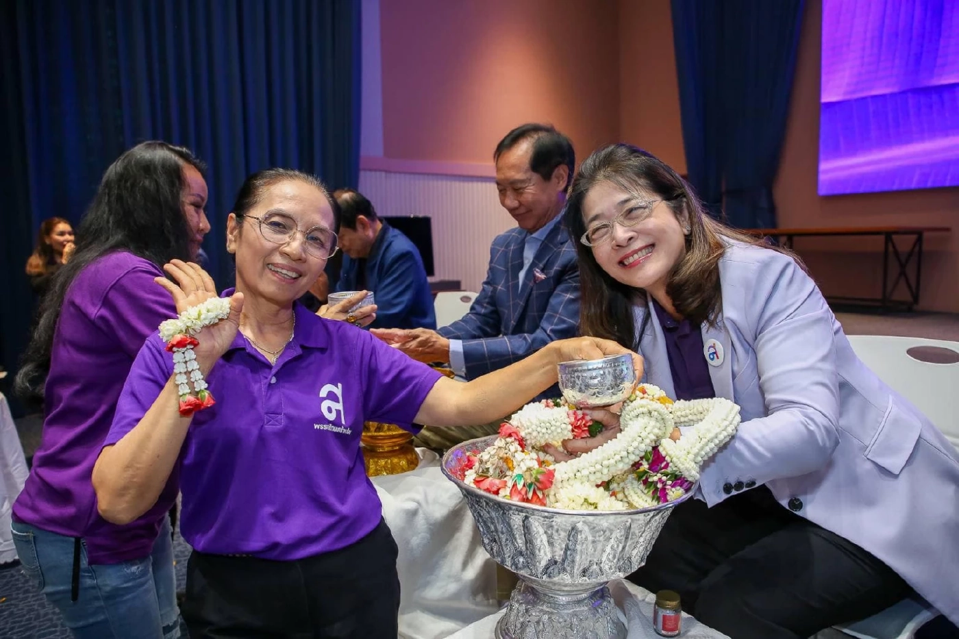 "6 สส.ไทยสร้างไทย" แผ่แม่เบี้ย! ยกมือส่ง "อิ๊งค์" เข้าทำเนียบฯ