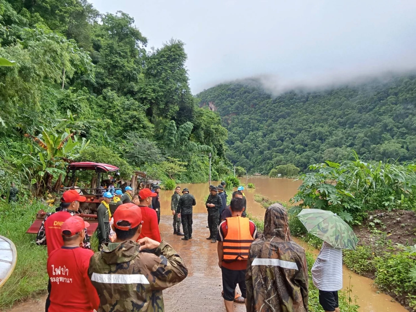 เร่งช่วย! นักท่องเที่ยว 6 ชีวิตติดในรีสอร์ต ฝนถล่ม น้ำทะลักท่วม อ.ปางมะผ้า