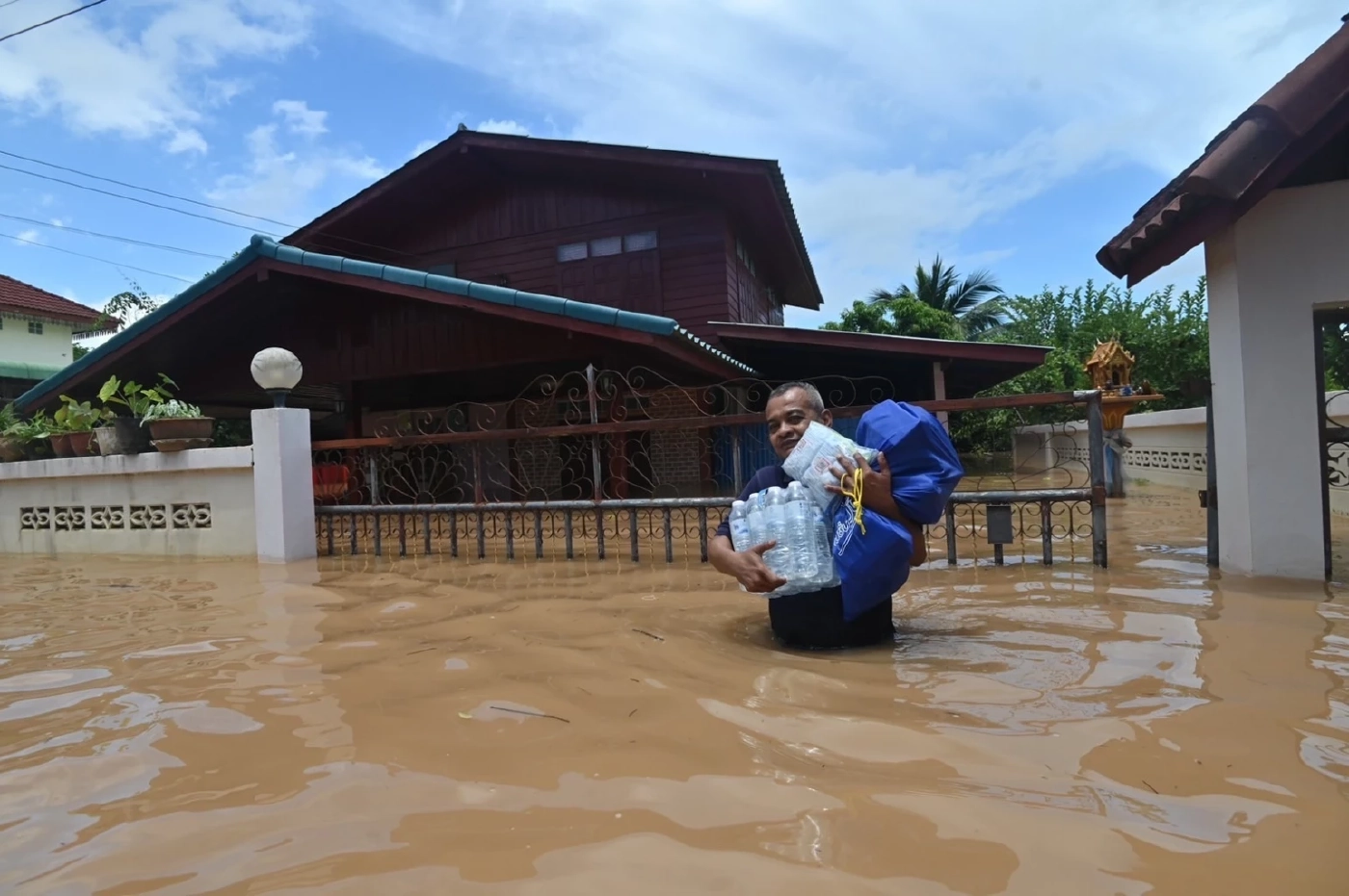 "เนชั่นปันน้ำใจ" ช่วยวิกฤตน้ำท่วมสุโขทัย ลงพื้นที่ช่วยเหลือชาวบ้านถูกน้ำท่วม
