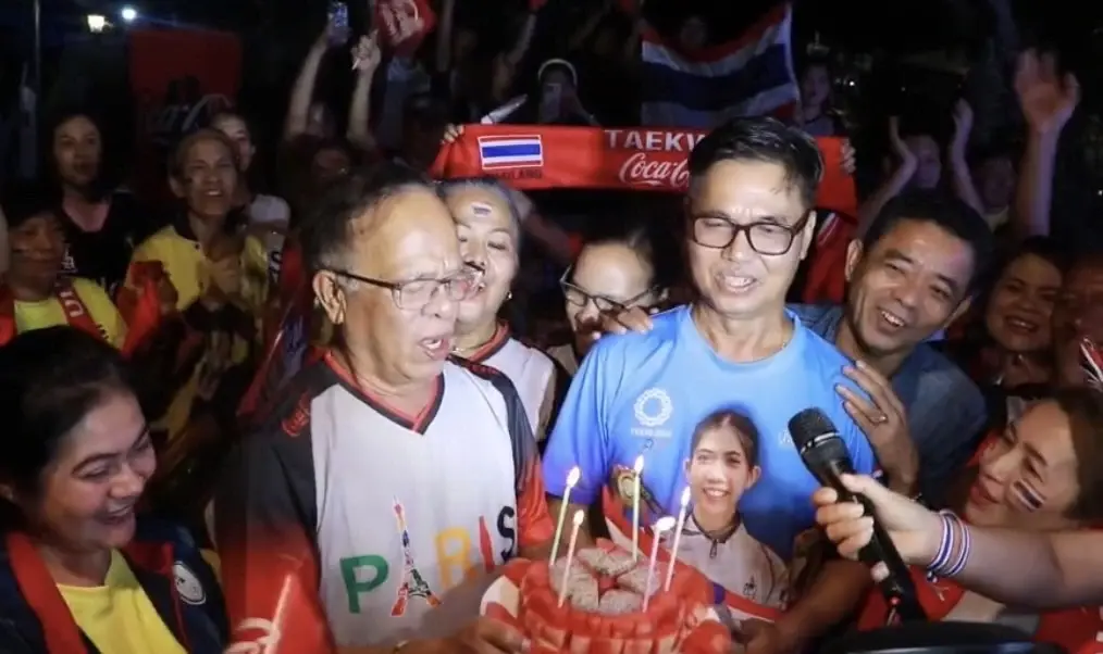 แฟนคลับชาวสุราษฎร์ฯ  ร่วมเป่าเค้ก อวยพรวันเกิด “เทนนิส”