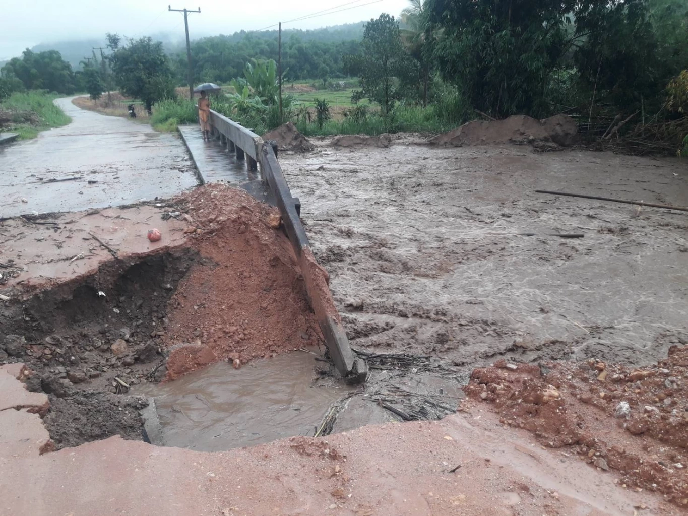 ขุนยวมอ่วม แม่ฮ่องสอน น้ำป่าทะลัก สังเวย 1 ศพ น้ำป่าซัดร่างจมหายเสียชีวิต