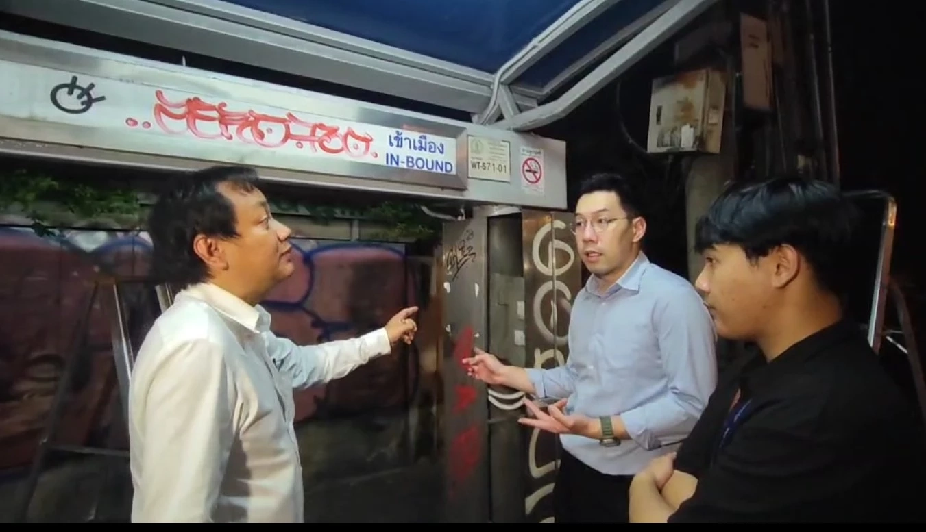 รองผู้ว่าฯ กทม.ลงตรวจป้ายรถเมล์ไฟฟ้ารั่วดูดเด็ก 11 ขวบ บาดเจ็บ (มีคลิป)