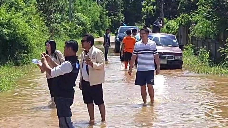 "เต้ มงคลกิตติ์" ลงพื้นที่นำอาหาร-น้ำดื่ม ช่วยชาวบ้านถูกน้ำท่วมที่พะเยา