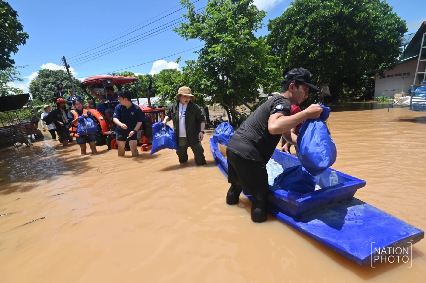 "เนชั่นปันน้ำใจ" ช่วยวิกฤตน้ำท่วมสุโขทัย ลงพื้นที่ช่วยเหลือชาวบ้านถูกน้ำท่วม