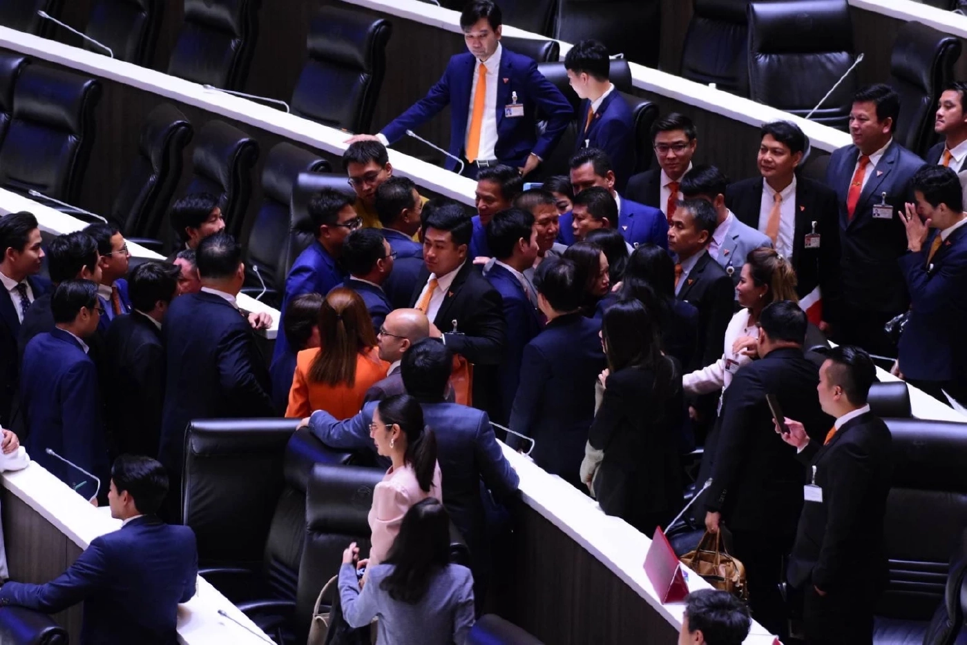 เปิดโผแกนนําสีส้มรุ่นใหม่ "ศิริกัญญา" นั่งหัวหน้า "เท้ง ณัฐพงษ์" เลขาธิการพรรค