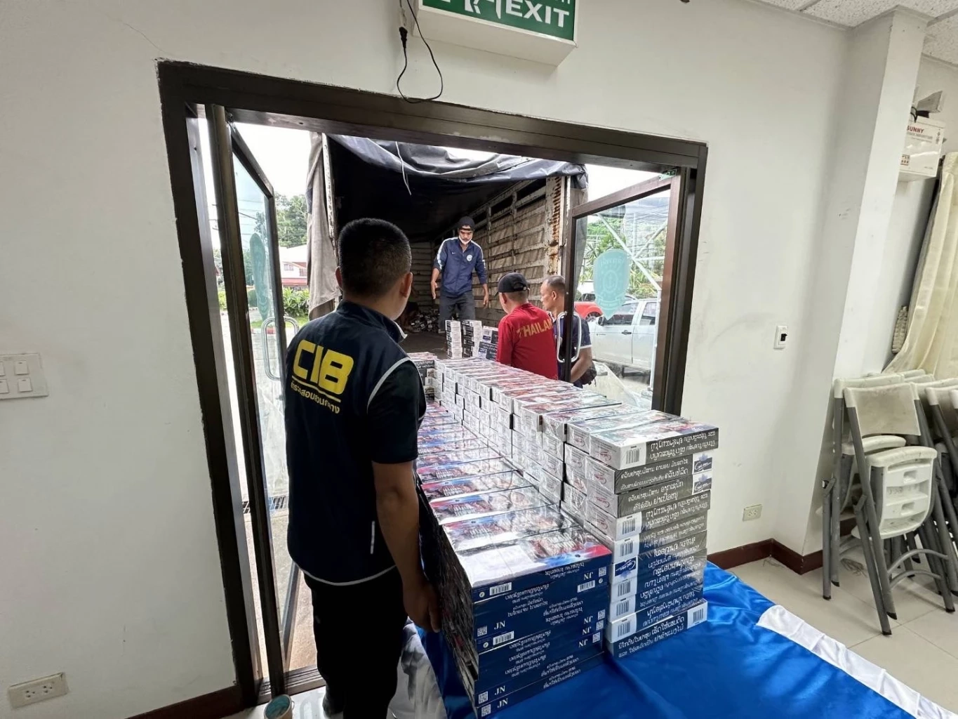 ยึดบุหรี่ 6.18 แสนซอง พร้อมกัญชาอัดแท่ง เตรียมส่งพัสดุเข้าพื้นที่ชั้นใน