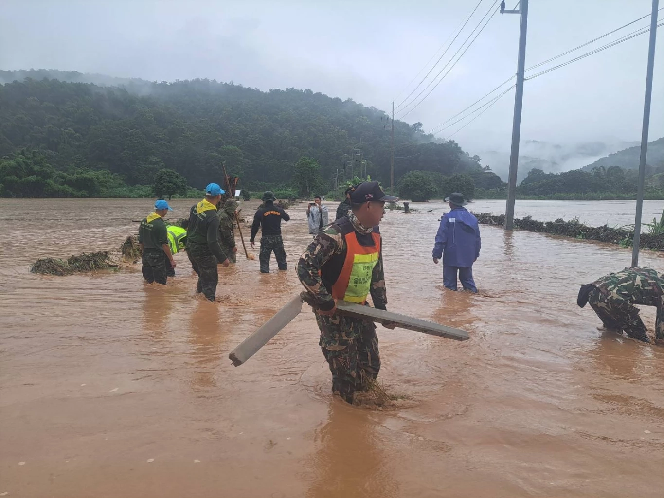 ช่วยเหลือได้แล้ว 6 ชีวิต ติดน้ำป่ารีสอร์ตปางมะผ้า จนท.ใช้แพยางลุยเข้าไปหา