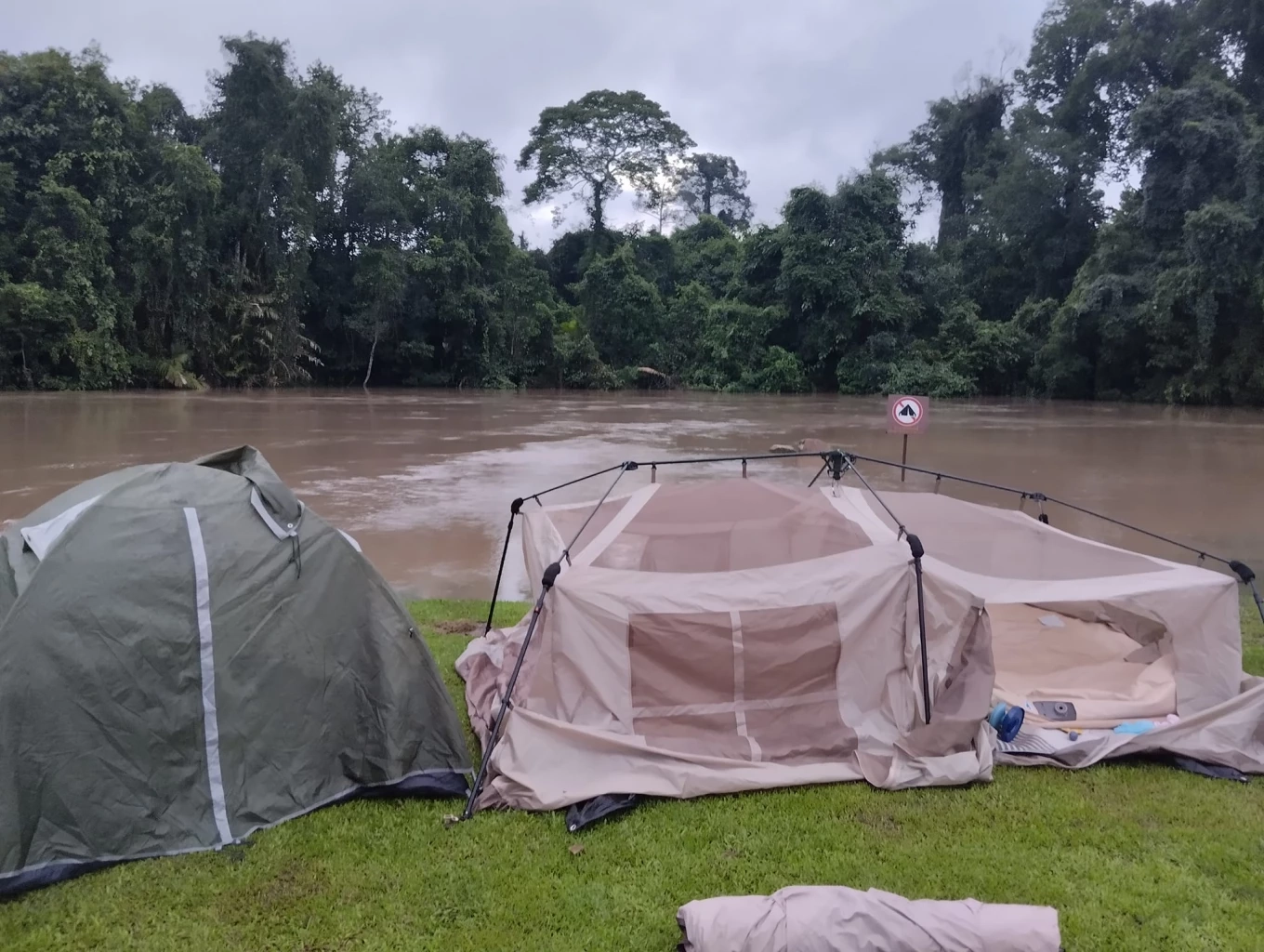 นทท.ระทึก น้ำป่าหลากท่วมลานกางเต็นท์ลำตะคอง ต้องเก็บของหนีกันอลหม่าน