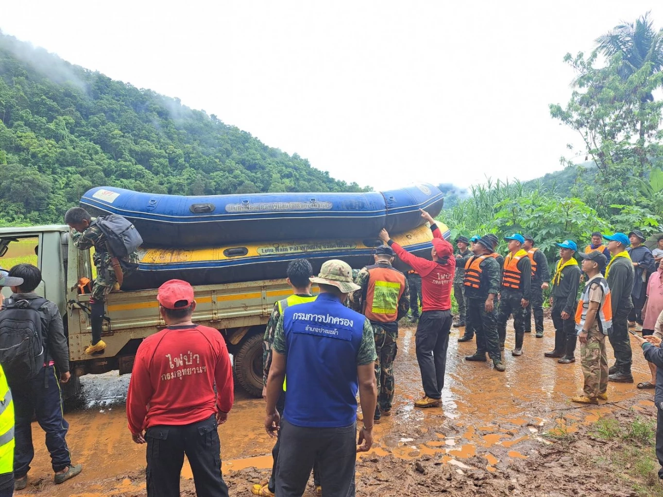 ช่วยเหลือได้แล้ว 6 ชีวิต ติดน้ำป่ารีสอร์ตปางมะผ้า จนท.ใช้แพยางลุยเข้าไปหา