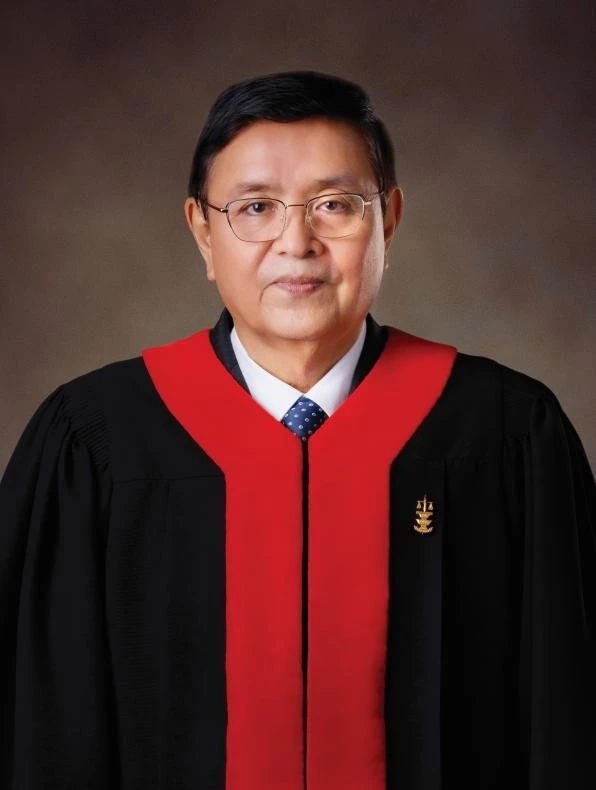 วิรุฬห์ แสงเทียน  ตุลาการศาลรัฐธรรมนูญ