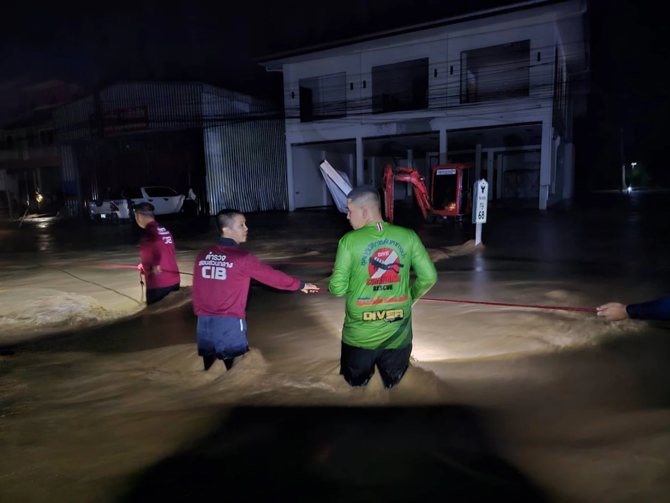 ตำรวจน้ำมาแล้ว! ผู้การสั่งเร่งช่วยน้ำท่วมภาคเหนือ (มีคลิป)