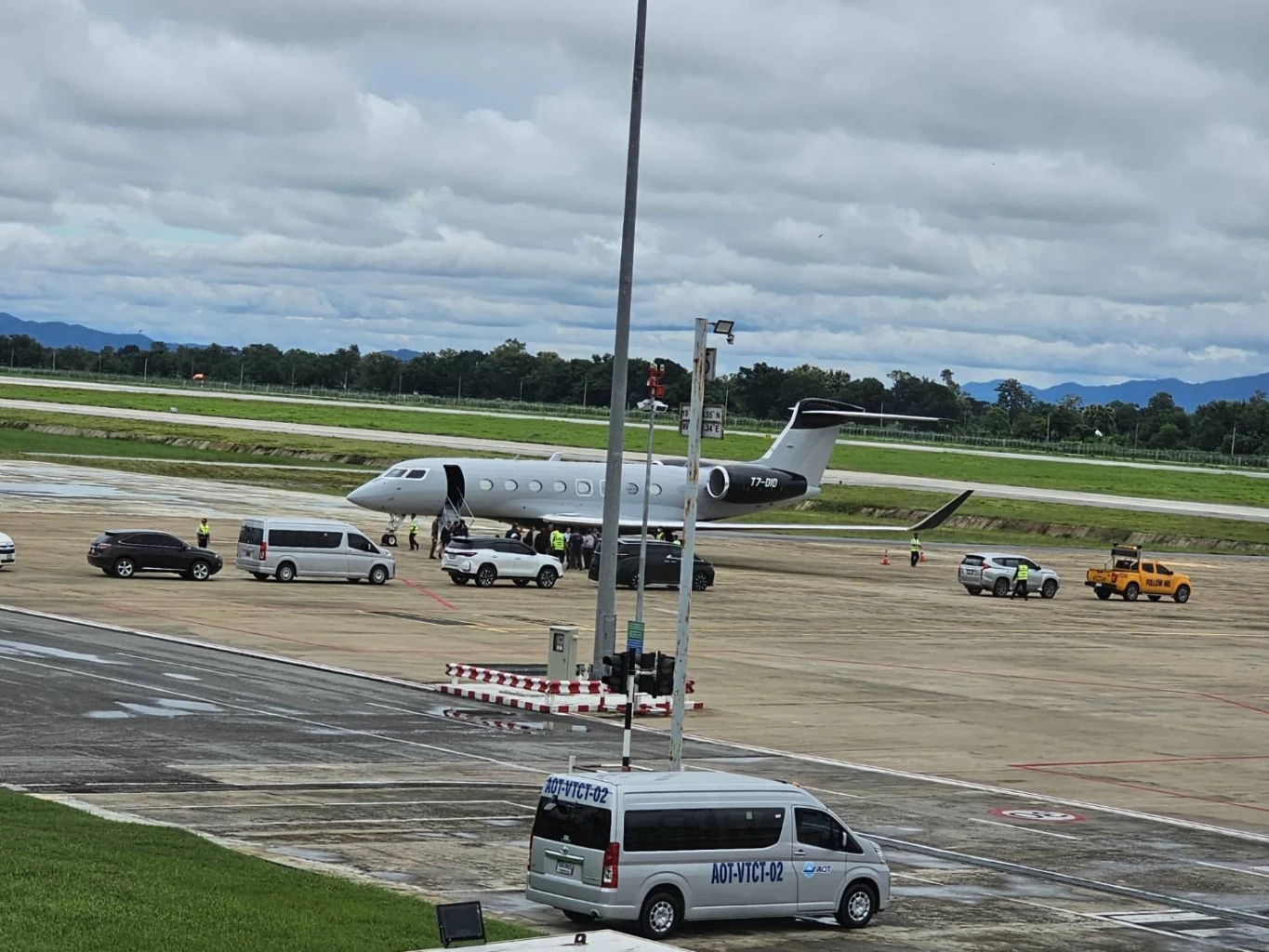 "ทักษิณ" บินถึง จ.เชียงราย มวลชนแห่ต้อนรับล้นหลาม