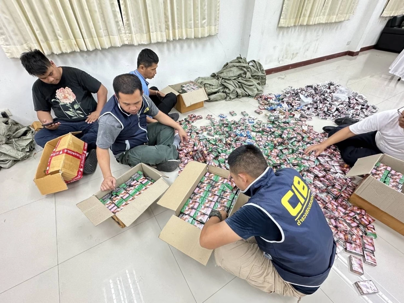 ยึดบุหรี่ 6.18 แสนซอง พร้อมกัญชาอัดแท่ง เตรียมส่งพัสดุเข้าพื้นที่ชั้นใน