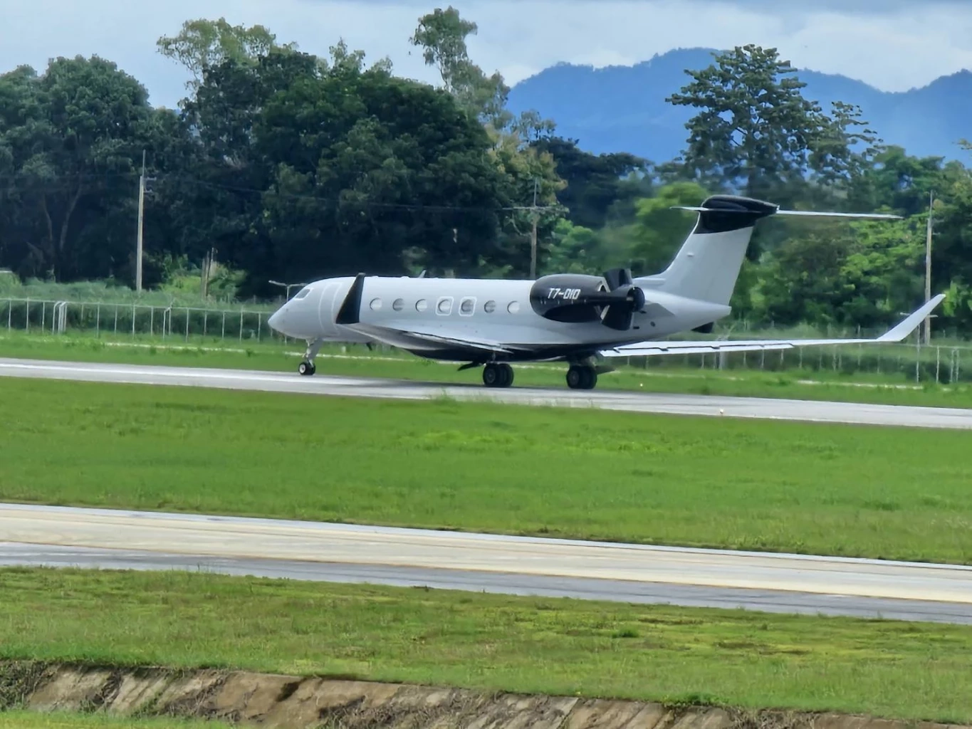 "ทักษิณ" บินถึง จ.เชียงราย มวลชนแห่ต้อนรับล้นหลาม