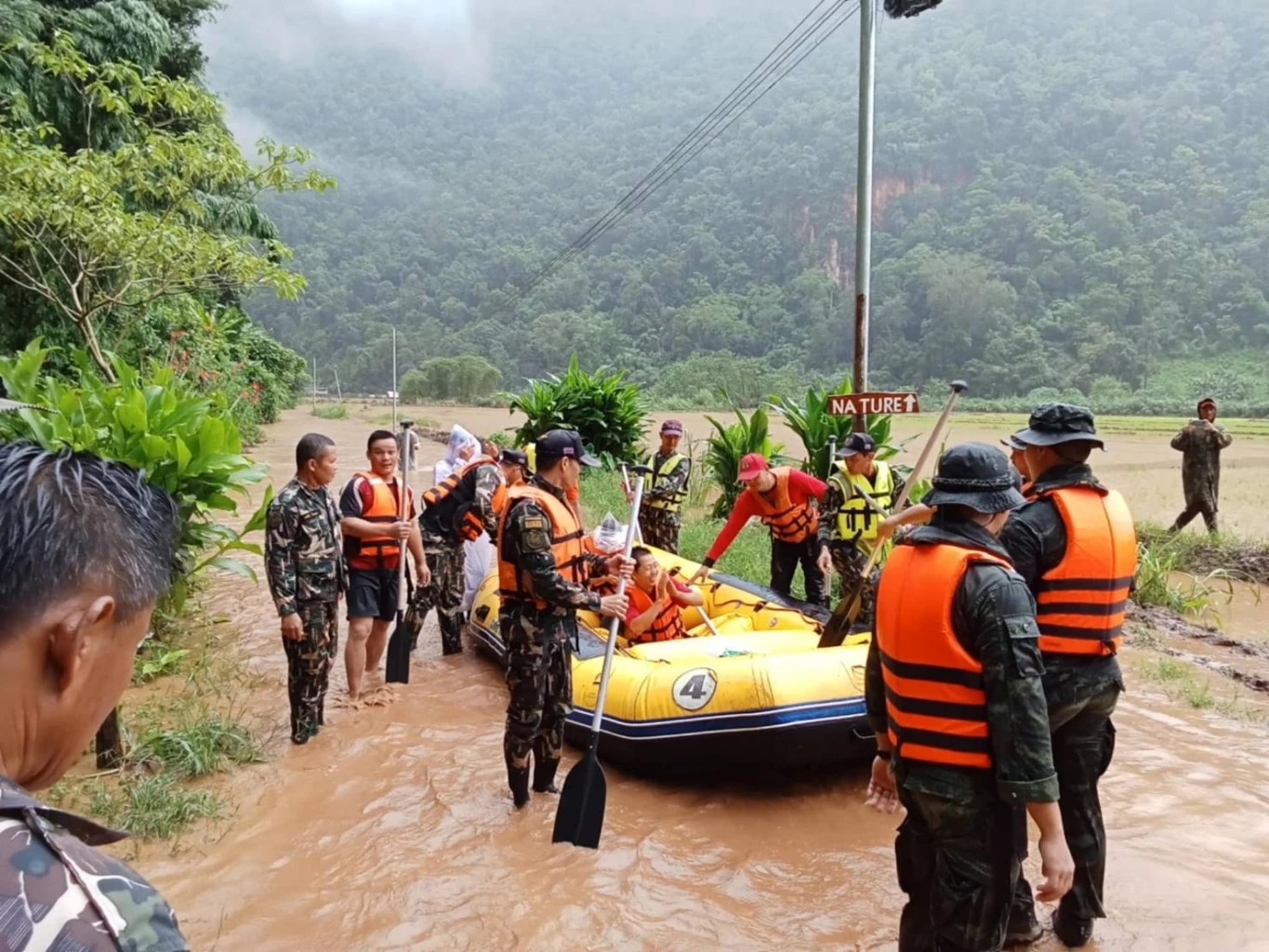 ช่วยเหลือได้แล้ว 6 ชีวิต ติดน้ำป่ารีสอร์ตปางมะผ้า จนท.ใช้แพยางลุยเข้าไปหา