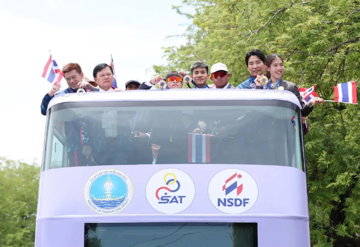 ฮีโร่โอลิมปิกขึ้นขบวนแห่ฉลอง แฟนกีฬาร่วมยินดีชื่นมื่น