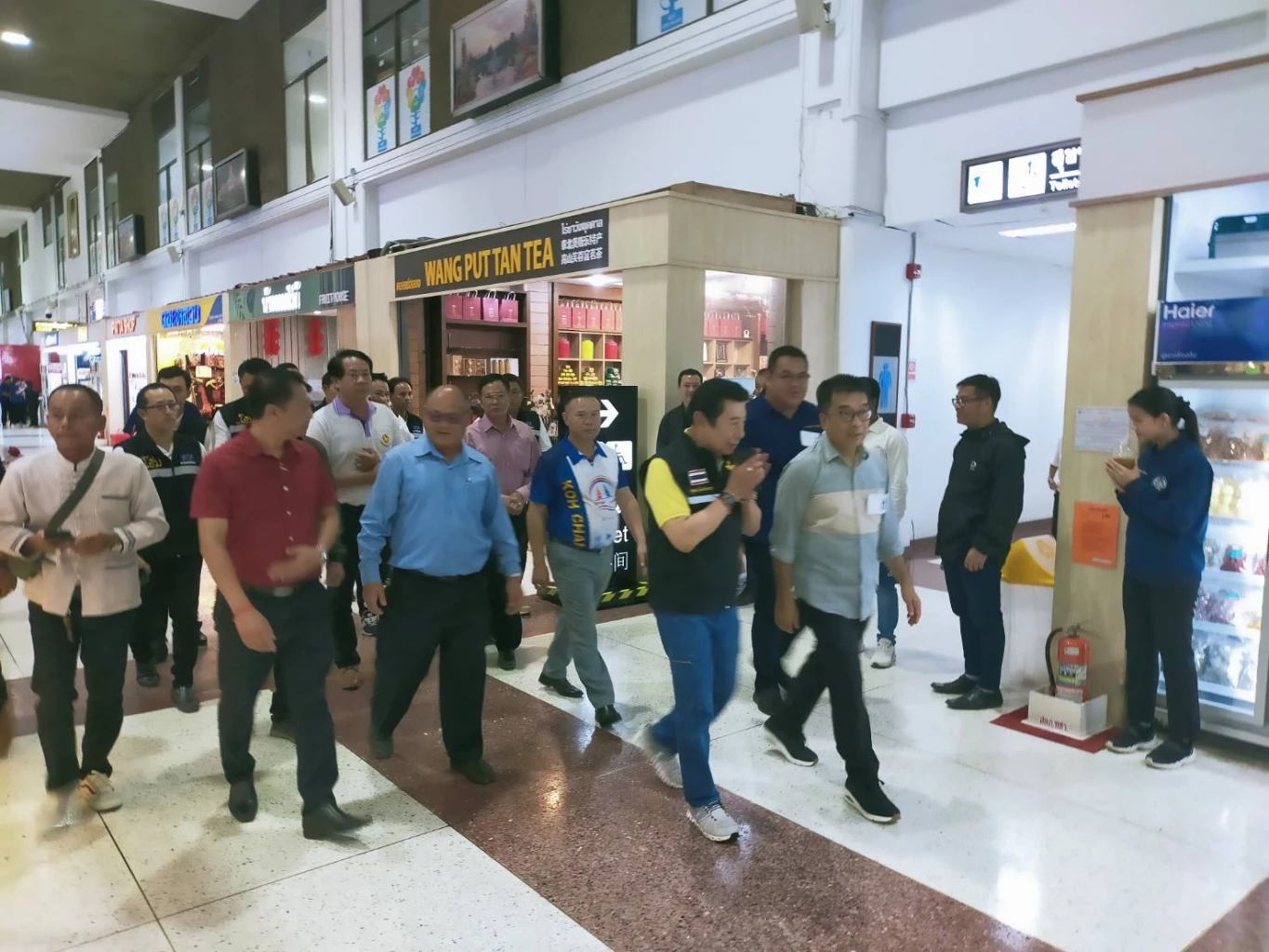 "ทักษิณ" บินถึง จ.เชียงราย มวลชนแห่ต้อนรับล้นหลาม