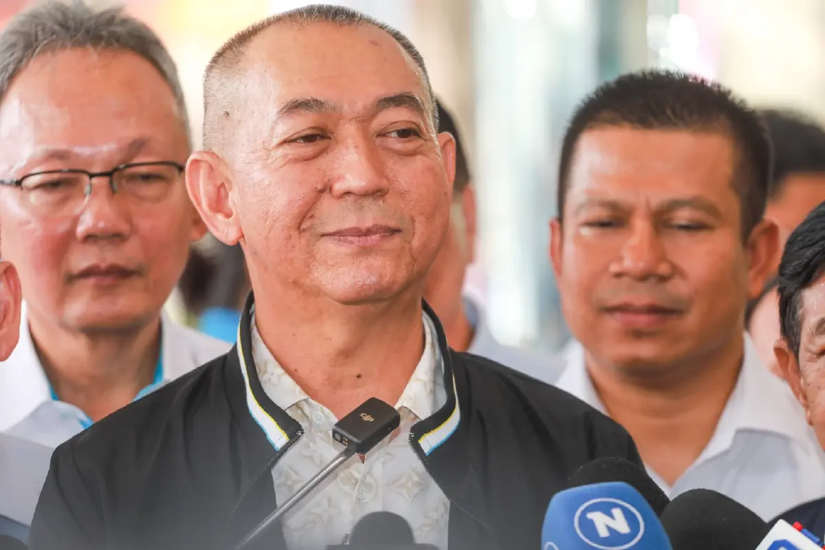 นายเฉลิมชัย ศรีอ่อน หัวหน้าพรรคประชาธิปัตย์