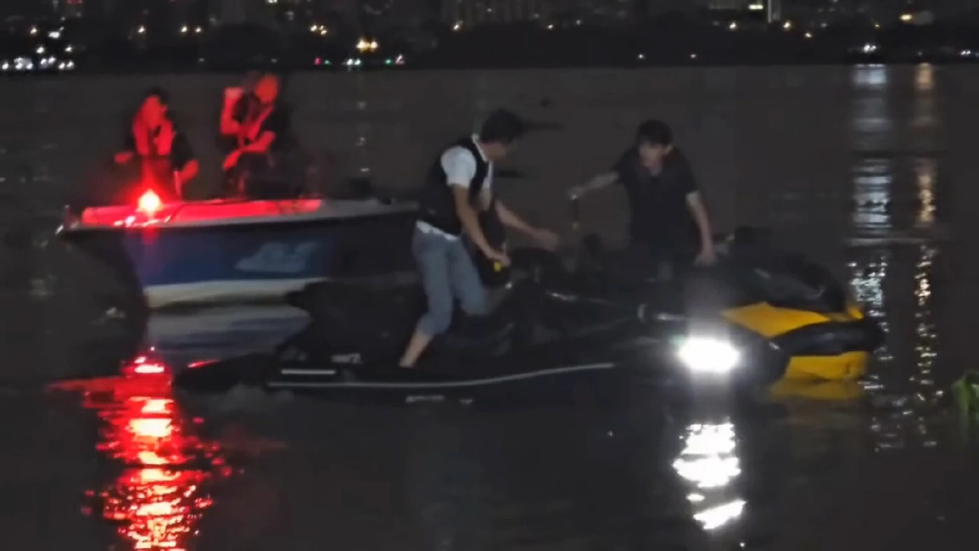 พระเอกซีรีส์ชื่อดัง ซิ่งเจ็ทสกีชนเรือหางยาว เจ็บ 2 ดับ 2 กลางเจ้าพระยา