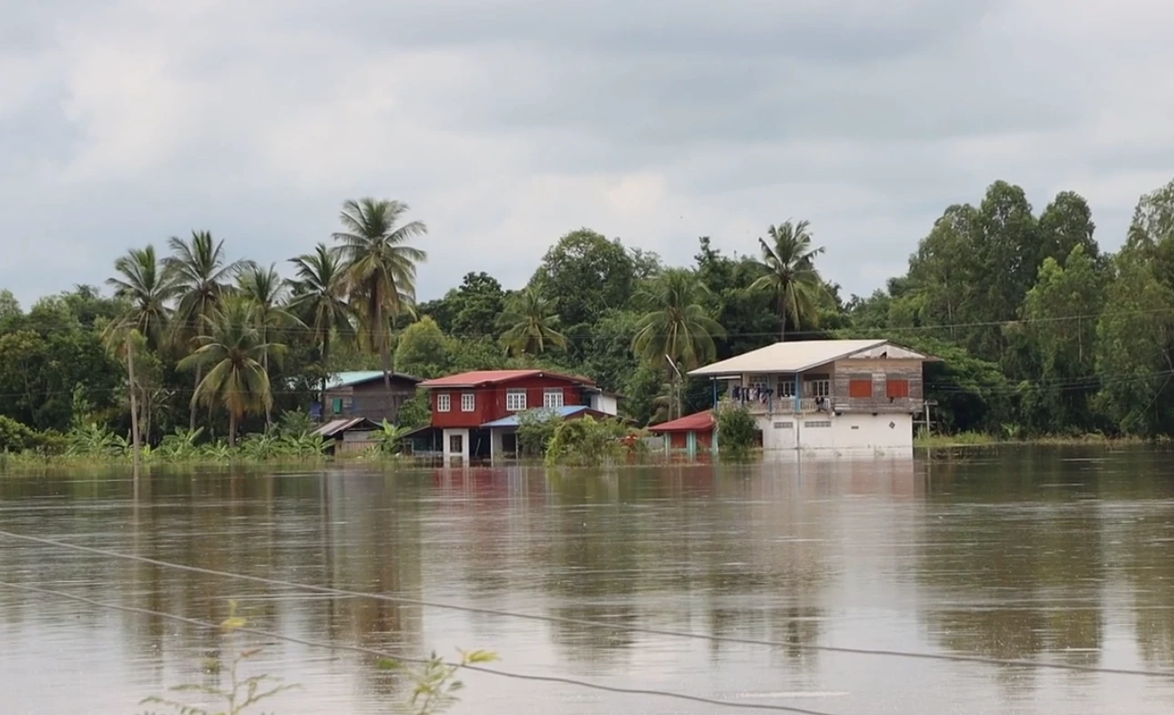 น้ำจากคลองเมม หลากเข้าท่วมชุมชนบ้านคลองวังมะขาม กระทบ 26 หลังคาเรือน