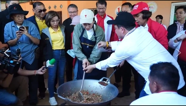 "แพทองธาร" แซวตัวเอง "เปิดแก๊สหรือยัง"ผัดกะเพรา แจกชาวบ้าน (ชมคลิป)