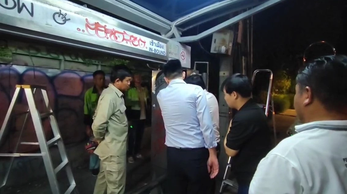 รองผู้ว่าฯ กทม.ลงตรวจป้ายรถเมล์ไฟฟ้ารั่วดูดเด็ก 11 ขวบ บาดเจ็บ (มีคลิป)