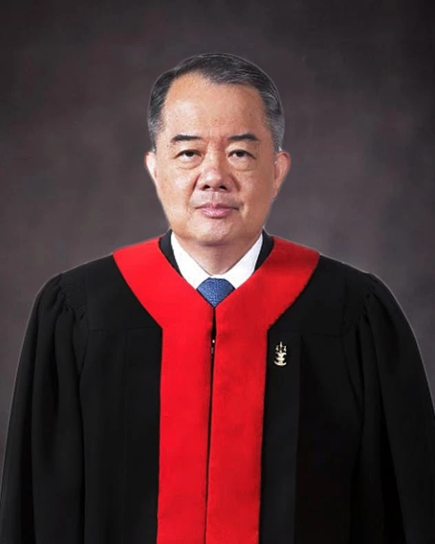 นครินทร์  เมฆไตรรัตน์   ประธานศาลรัฐธรรมนูญ  