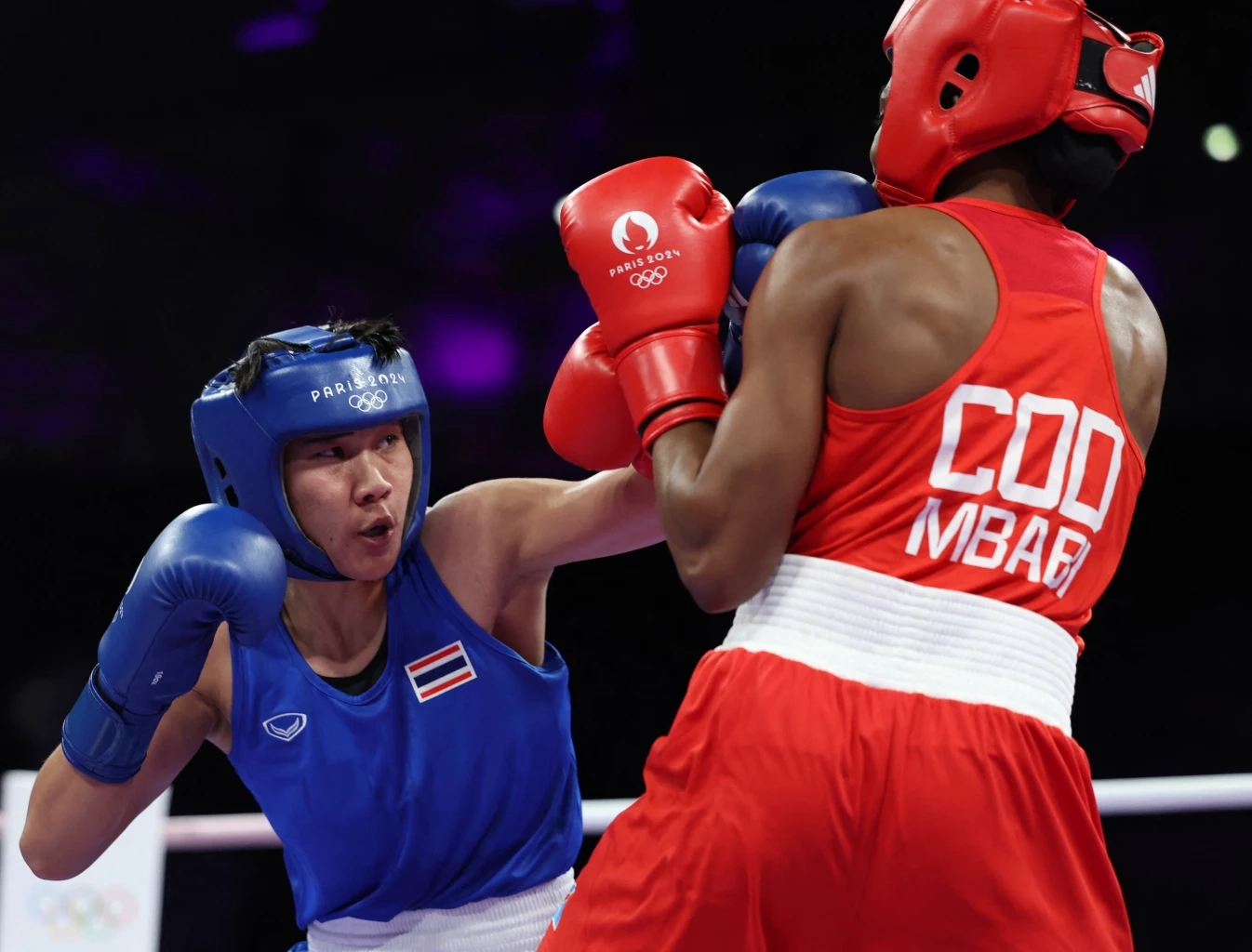 จันทร์แจ่ม สุวรรณเพ็ง (เสื้อสีน้ำเงิน) / ภาพโดยสำนักข่าวรอยเตอร์