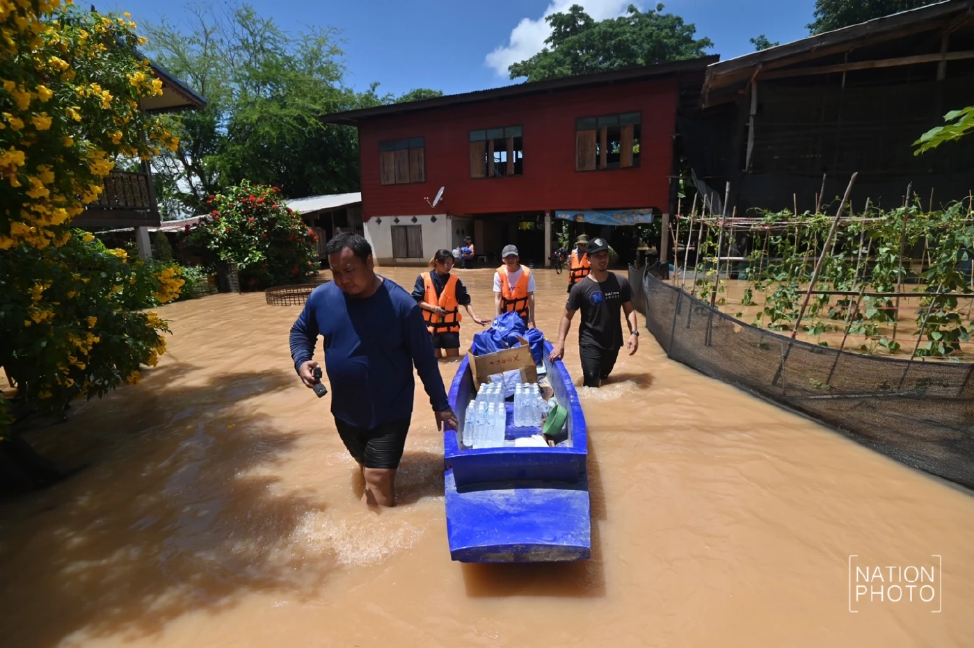 "เนชั่นปันน้ำใจ" ช่วยวิกฤตน้ำท่วมสุโขทัย ลงพื้นที่ช่วยเหลือชาวบ้านถูกน้ำท่วม