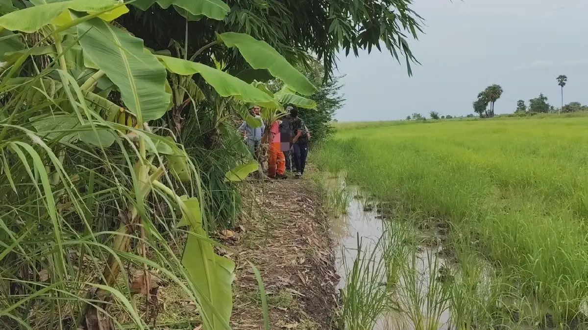 สลด! ภรรยากอดร่างสามี หลังตัดสินใจจบชีวิต เหตุใช้บัตรคนจนซื้อของไม่ได้