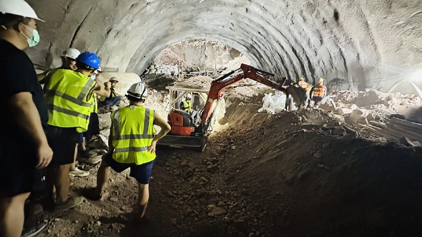 เปิดอุปสรรคกู้ภัยอุโมงค์รถไฟถล่ม เจอเหยื่อรายแรก แต่ 5 ชม.ยังนำออกมาไม่ได้