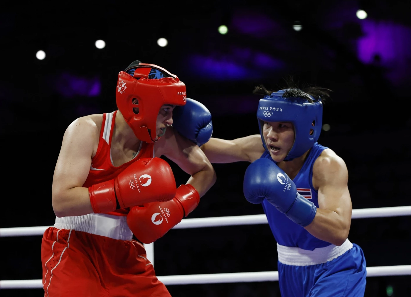 จันทร์แจ่ม สุวรรณเพ็ง (เสื้อสีน้ำเงิน) / ภาพโดยสำนักข่าวรอยเตอร์