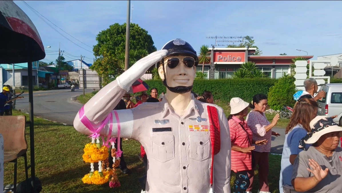 ฮือฮา สาวจบใหม่ สอบติดข้าราชการ หอบหมูย่าง 2 ตัว รำแก้บน "จ่าเฉย"