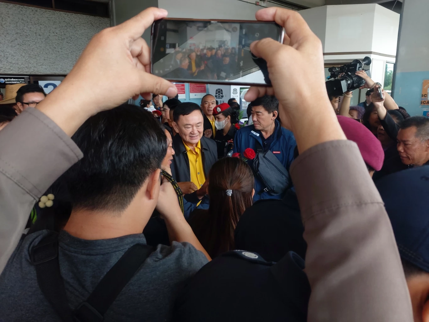 "ทักษิณ" บินถึง จ.เชียงราย มวลชนแห่ต้อนรับล้นหลาม