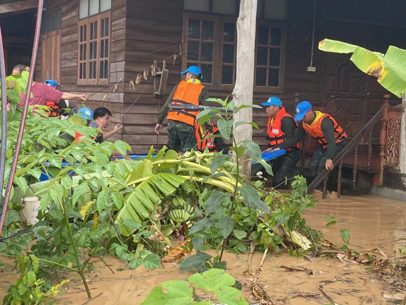 ทหารมาแล้ว! ทบ.สั่งระดมกำลังพลและยุทโธปกรณ์ ช่วยประชาชนน้ำท่วมภาคเหนือ