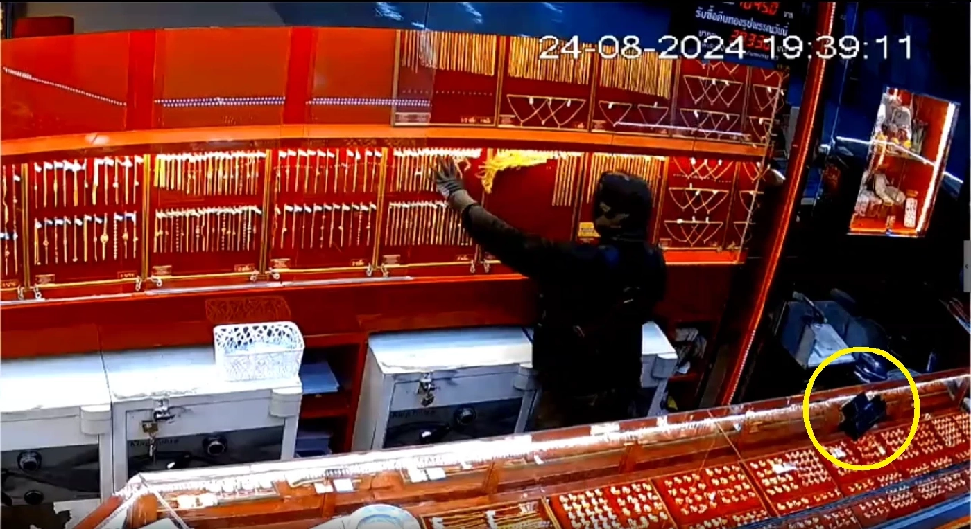 เปิดคลิปวงจรปิด โจรควงปืน วางระเบิดปลอมขู่ ชิงทองร้านทองในห้างดังทุ่งสง