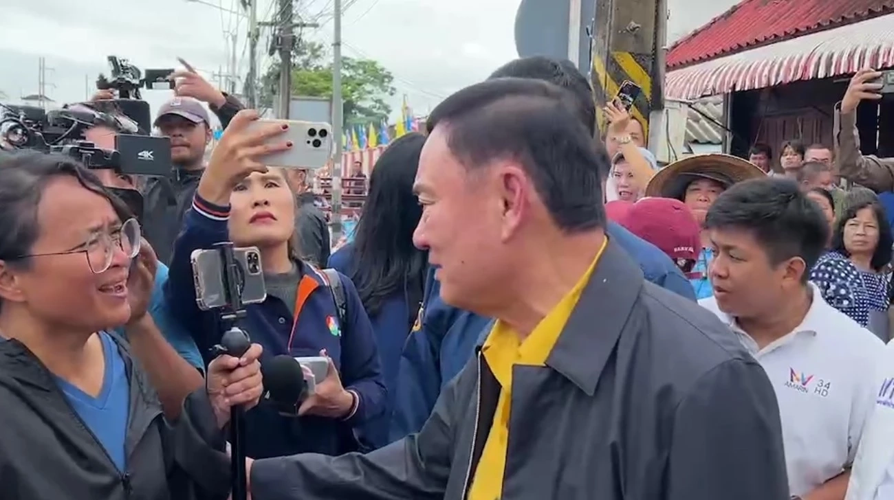 "ทักษิณ" ลุยน้ำแจกถุงยังชีพ ชาวเชียงราย แห่นั่งเรือท้องแบนมาต้อนรับ