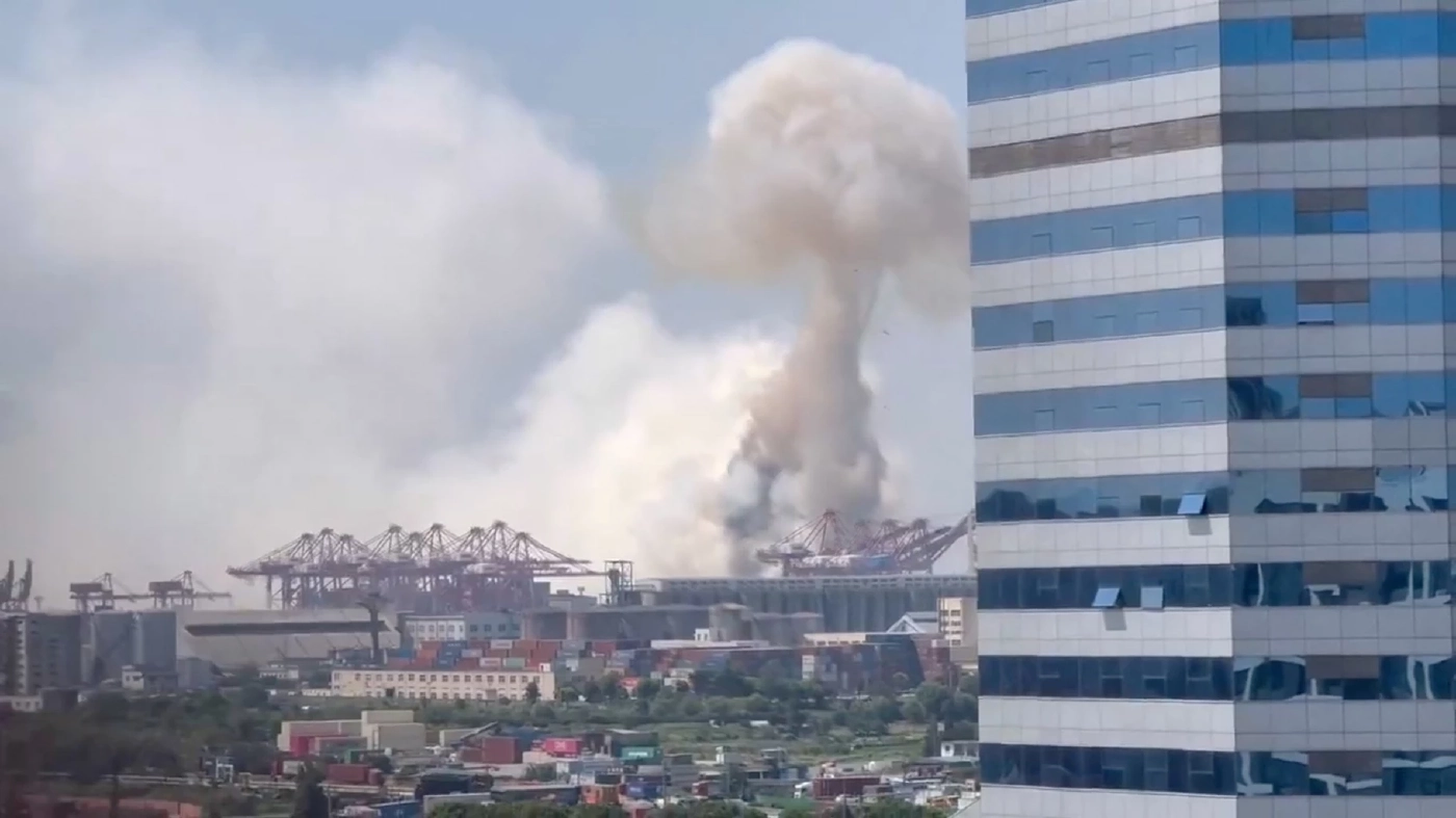 ระเบิดสนั่นบนเรือสินค้าบรรทุกวัตถุอันตรายที่ท่าเรือในจีน