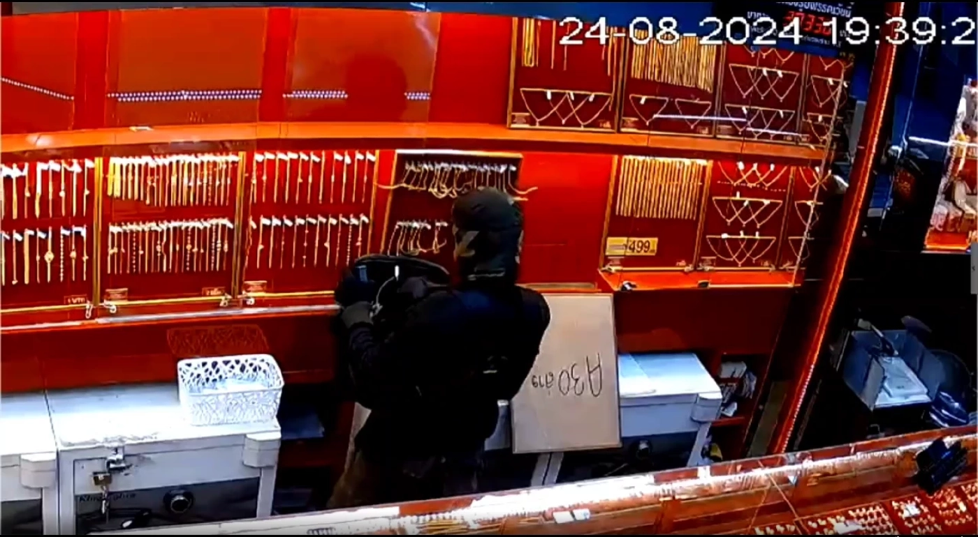 เปิดคลิปวงจรปิด โจรควงปืน วางระเบิดปลอมขู่ ชิงทองร้านทองในห้างดังทุ่งสง