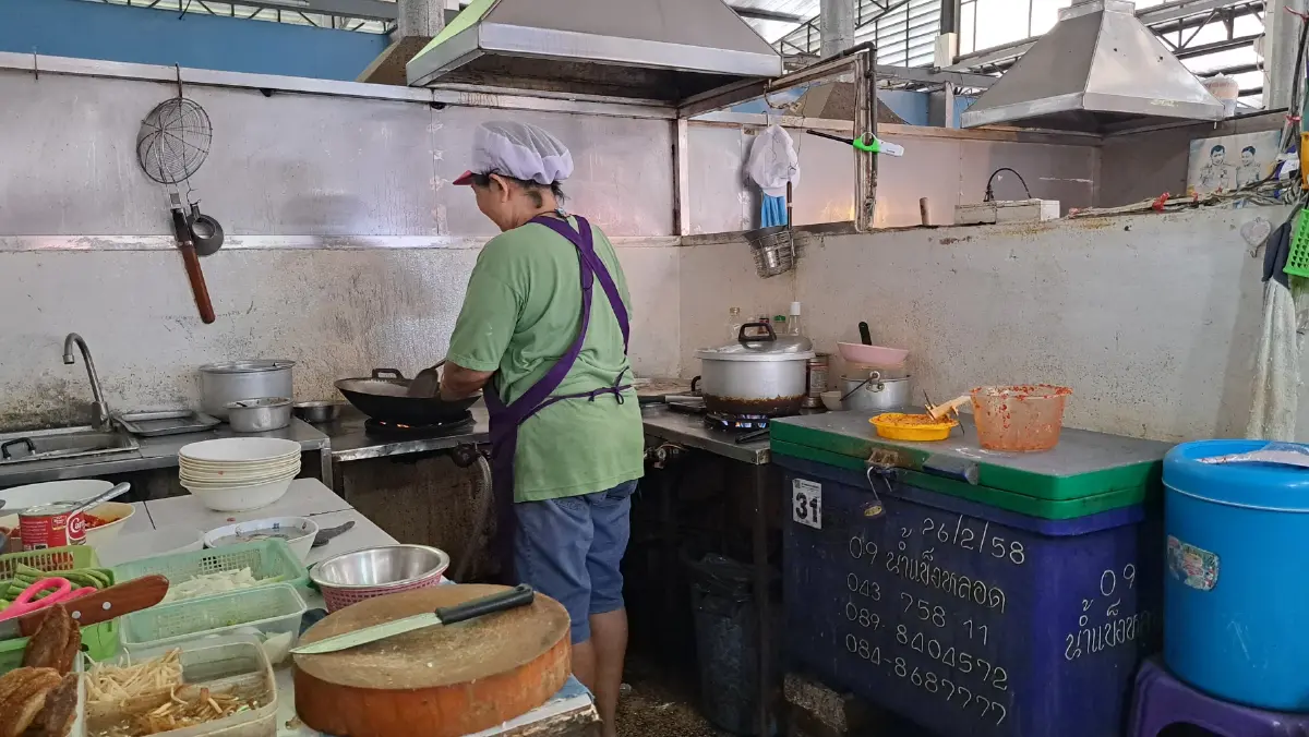  นางพรรณิภา เดชบุรัมย์ ร้านพจน์โอชา แม่ค้าร้านอาหารตามสั่ง
