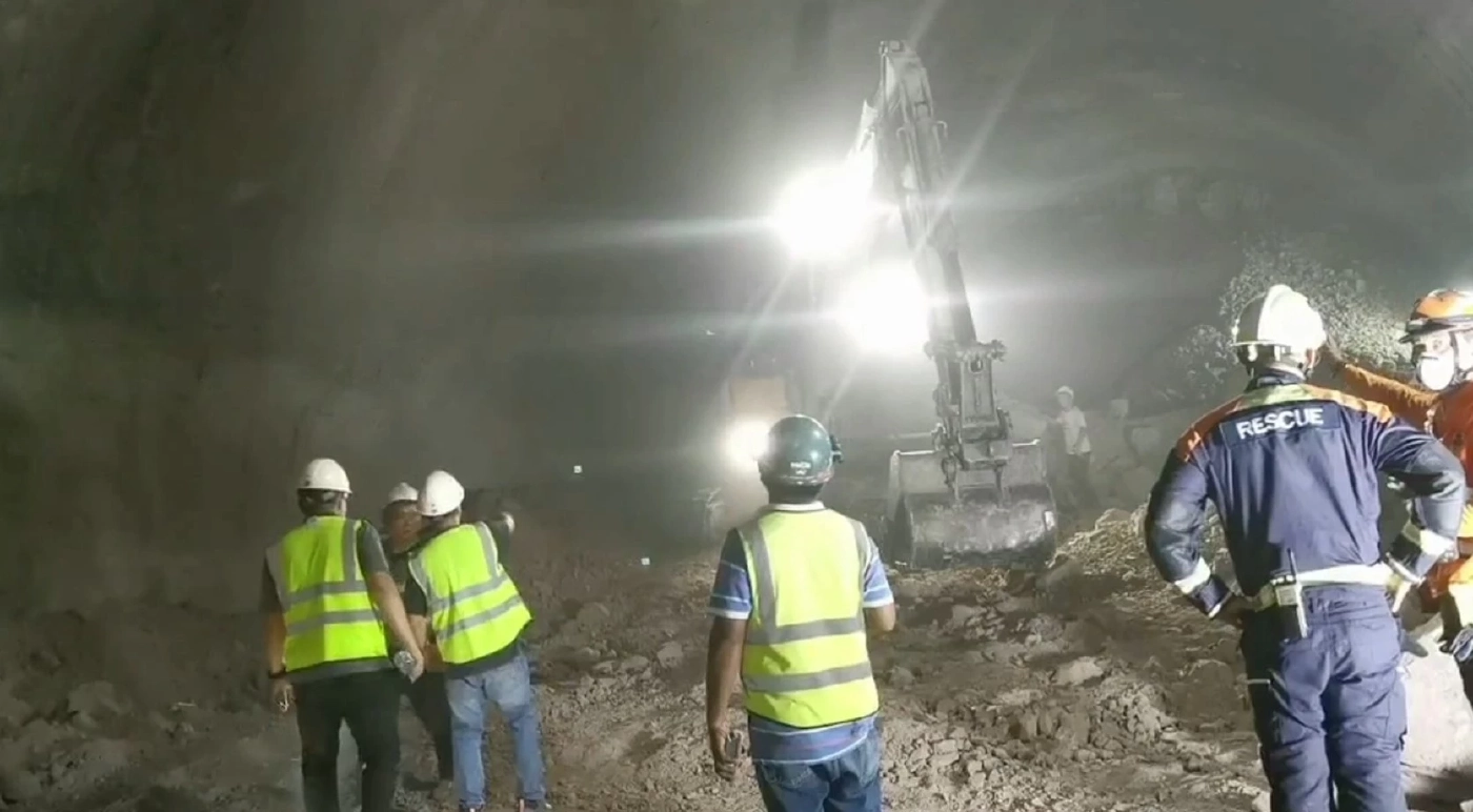 ลุ้นระทึก! อุโมงค์ถล่ม พบสัญญาณชีพระยะ 7 เมตร