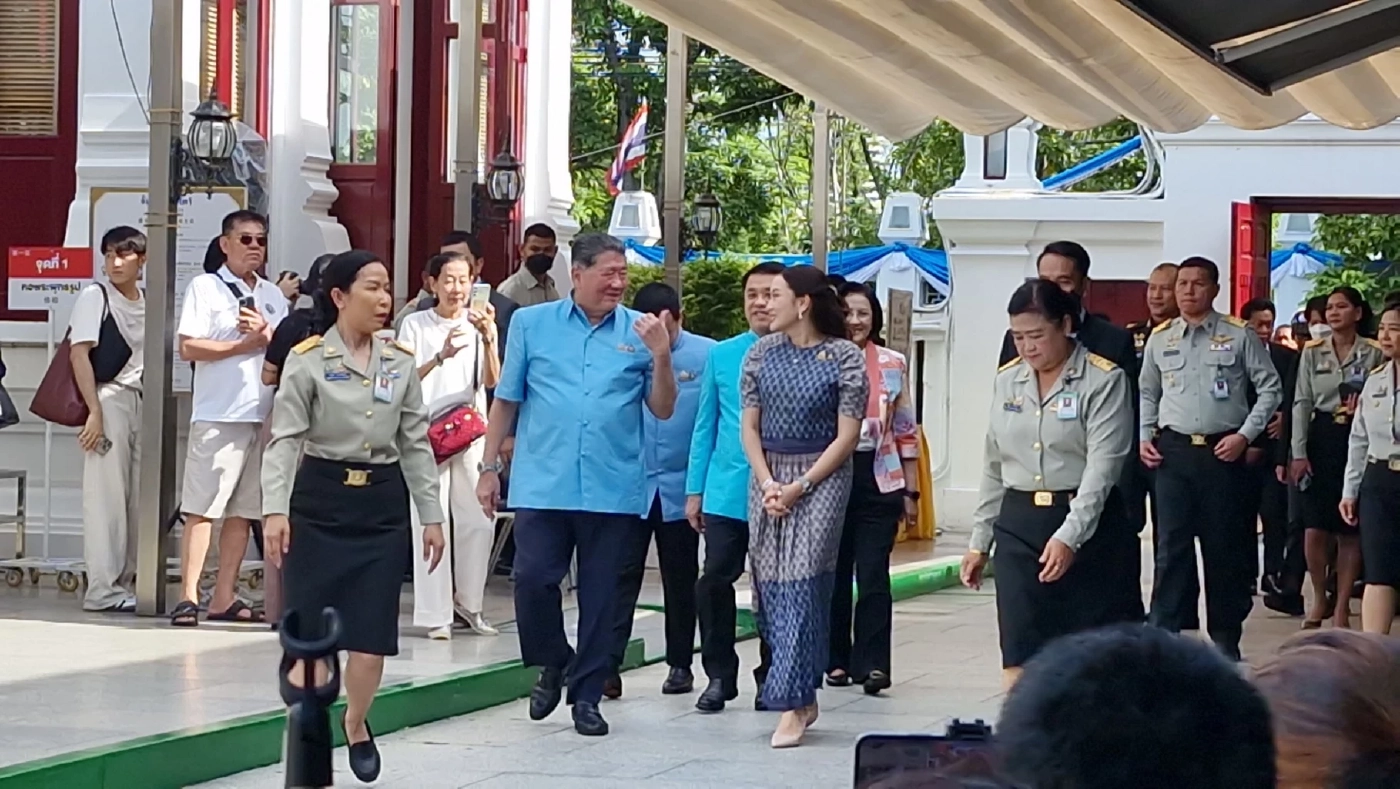 "นายกฯ" สวมชุดผ้าไทยสีฟ้า สักการะศาลหลักเมือง วันคล้ายวันเกิด ครบรอบ 38 ปี