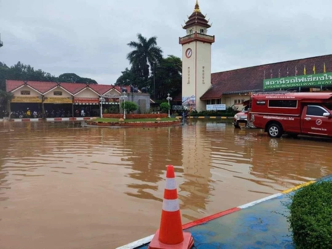 "น้ำท่วมรางรถไฟ" สายเหนือหยุดเดินรถแค่ "สถานีลำปาง"