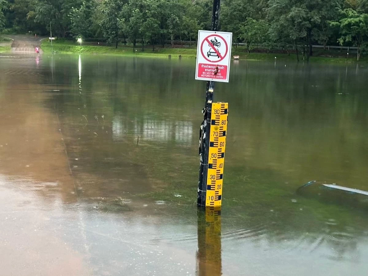 "น้ำท่วมรางรถไฟ" สายเหนือหยุดเดินรถแค่ "สถานีลำปาง"