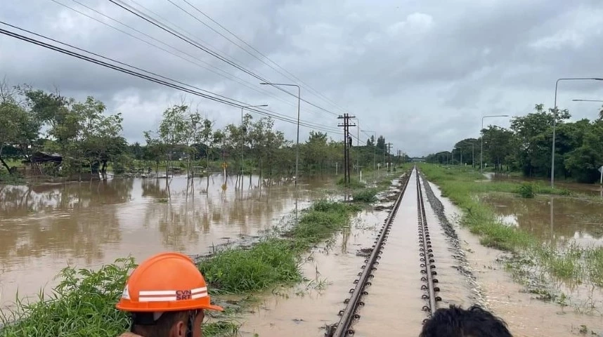 "น้ำท่วมรางรถไฟ" สายเหนือหยุดเดินรถแค่ "สถานีลำปาง"