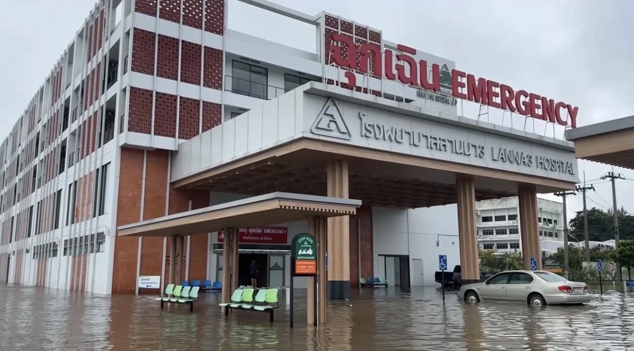 รพ.ลานนา 3 วิกฤต หลังน้ำคลองแม่ข่าทะลักเข้าท่วมชั้น 1 จมใต้น้ำ (มีคลิป)