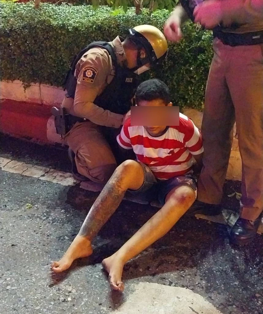 สาวทอม ขับรถชนดะ 8 คัน วิ่งถือปืนขู่สามล้อ ตบหน้าตำรวจ