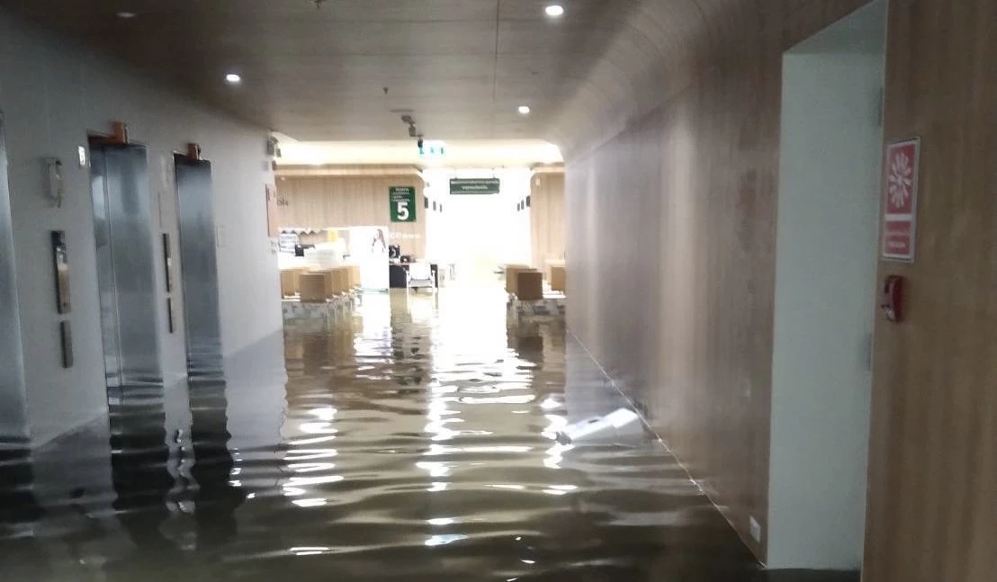 รพ.ลานนา 3 วิกฤต หลังน้ำคลองแม่ข่าทะลักเข้าท่วมชั้น 1 จมใต้น้ำ (มีคลิป)