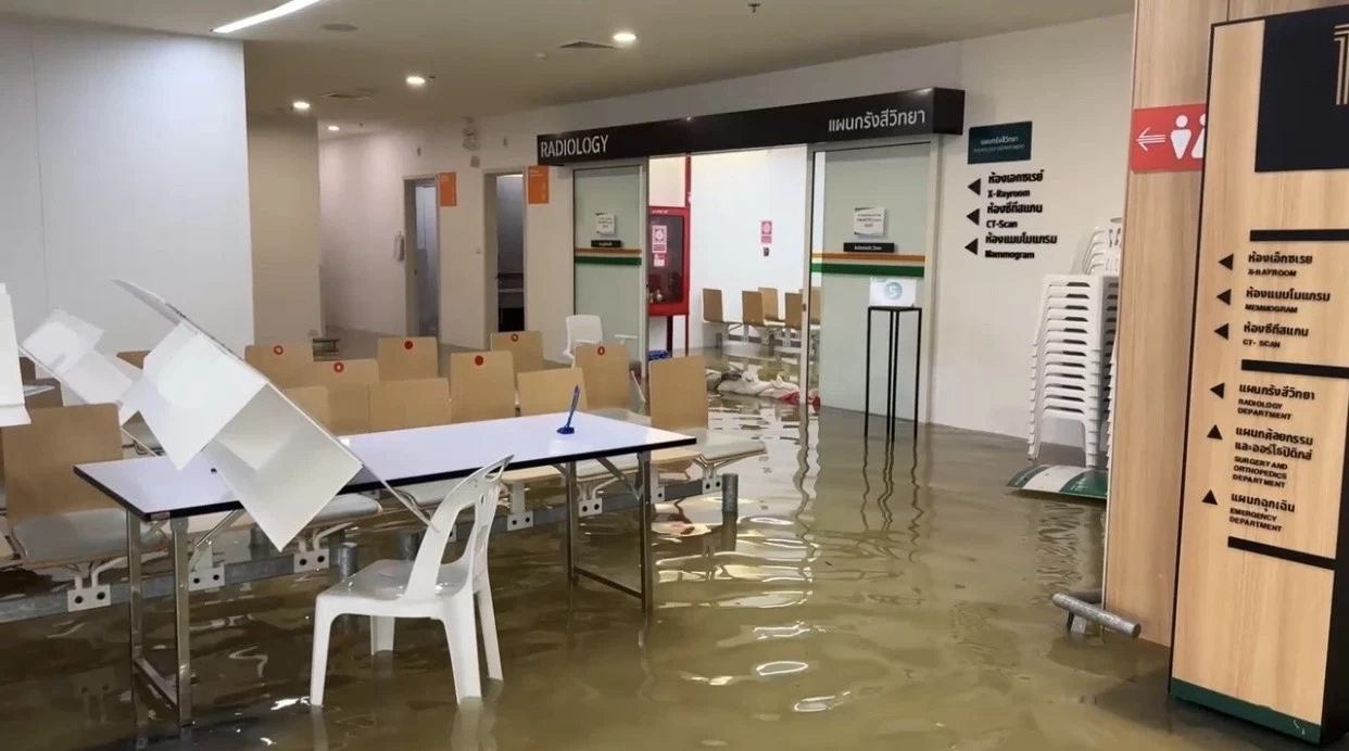 รพ.ลานนา 3 วิกฤต หลังน้ำคลองแม่ข่าทะลักเข้าท่วมชั้น 1 จมใต้น้ำ (มีคลิป)
